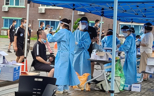 논산시 육군훈련소 훈련병 코로나19 검사 현장. [논산시 제공]